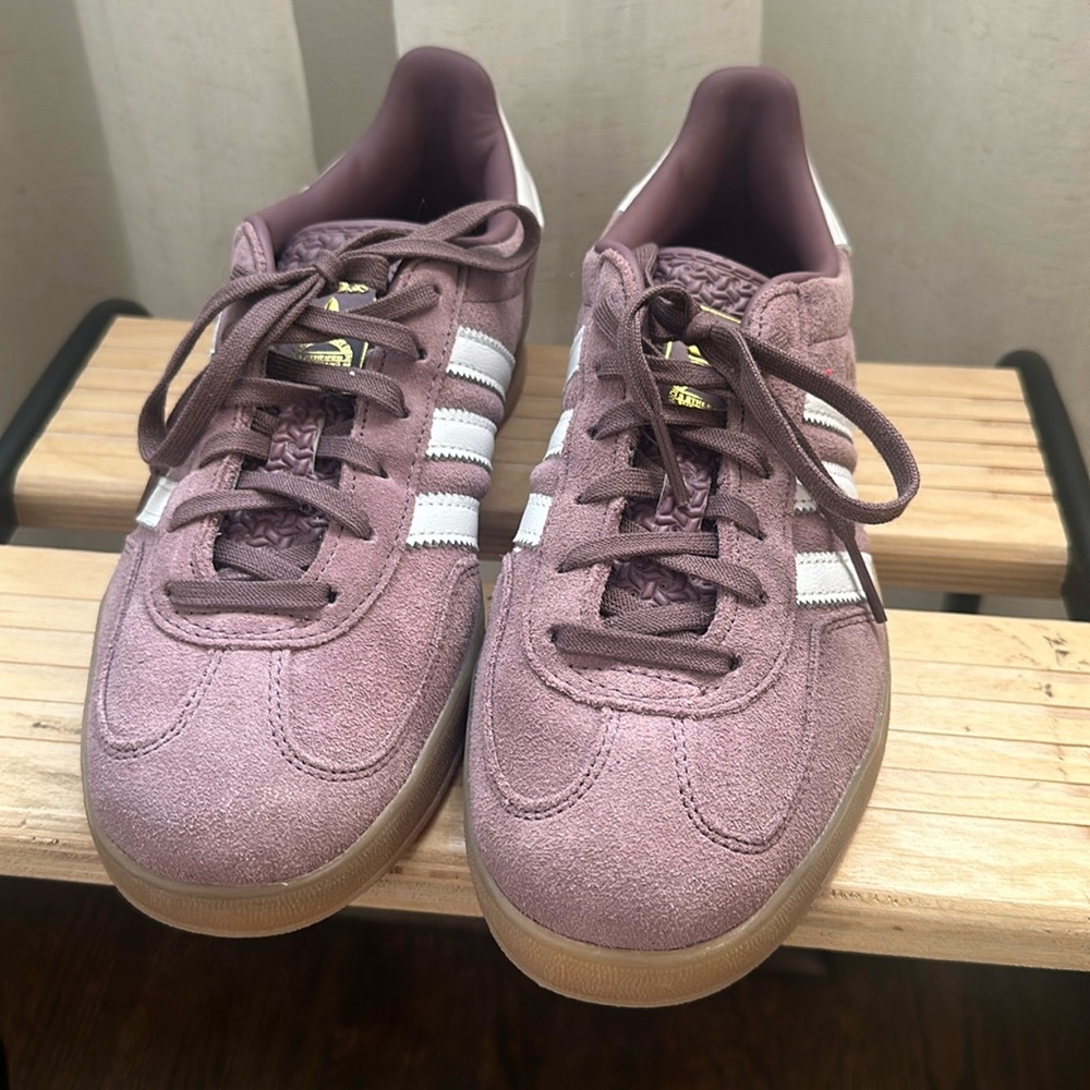 NWOT Adidas Gazelle women’s 6.5